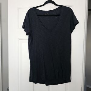 Lilly Pulitzer Women's Charcoa Blackl V-Neck Tee Size M